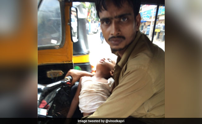 दो साल के बेटे को गोद में लेकर मुंबई में ऑटो चलाता है यह शख्स, भावुक करने वाली है इसकी कहानी