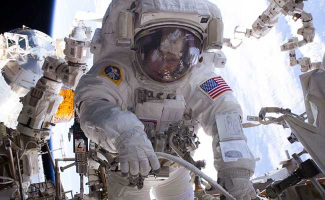 US Spacewalkers Overcome Glitch On 200th Station Outing