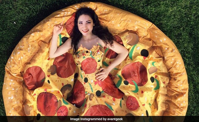 OMG : क्या आप बता सकते हैं ये ड्रेस है या पिज्जा? वायरल हो रहा वीडियो