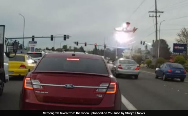 कैमरे में कैद: क्रैश लैंडिंग से पहले आग के गोले में बदल गया प्लेन...