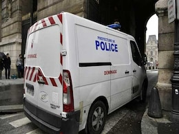 Louvre Square Cleared In Security Alert As France Votes Louvre Square Cleared In Security Alert As France Votes