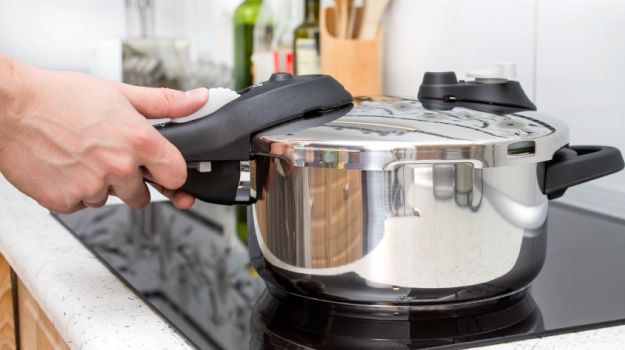 5 Easy Ways to Remove Burnt Food and Black Stains from Your Pressure Cooker