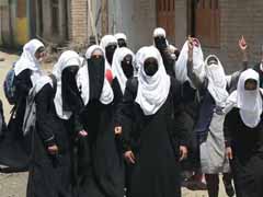 जम्मू-कश्मीर के हंदवाड़ा, पुलवामा में सुरक्षा बलों और छात्रों के बीच संघर्ष, आंसू गैस के गोले दागे गए