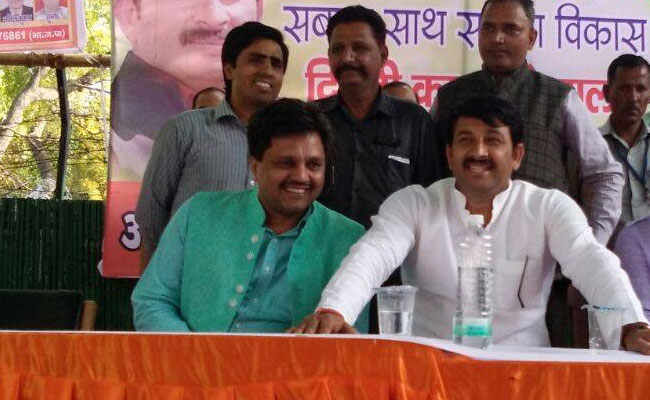 दिल्ली भाजपा प्रमुख मनोज तिवारी पर फेंका गया पत्थर