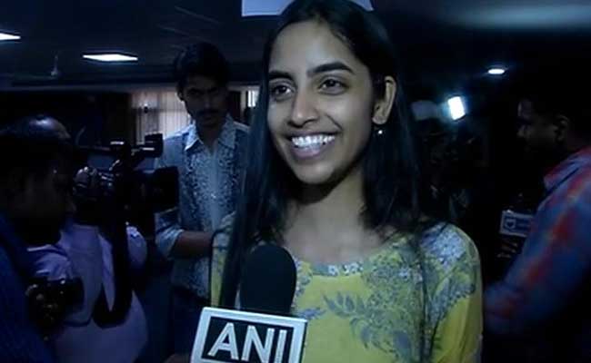 CBSE 12वीं की टॉपर रक्षा गोपाल का फेवरेट सब्जेक्ट है पॉलिटिकल साइंस, जानें क्या है इनका करियर प्लान CBSE 12वीं की टॉपर रक्षा गोपाल का फेवरेट सब्जेक्ट है पॉलिटिकल साइंस, जानें क्या है इनका करियर प्लान