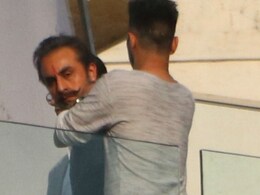 खुलासा: रॉकस्टार रणबीर को मुन्ना भाई बनाने के पीछे है किसका हाथ... खुलासा: रॉकस्टार रणबीर को मुन्ना भाई बनाने के पीछे है किसका हाथ...