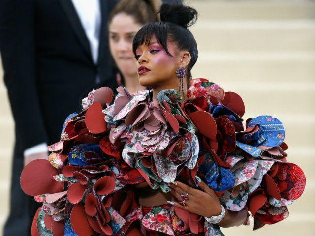 Rihanna met gala comme best sale des garcons