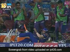 IPL : एमएस धोनी के करारे छक्के से कप्तान रोहित शर्मा पुणे के डगआउट में जा गिरे, फिर स्मिथ ने... Video