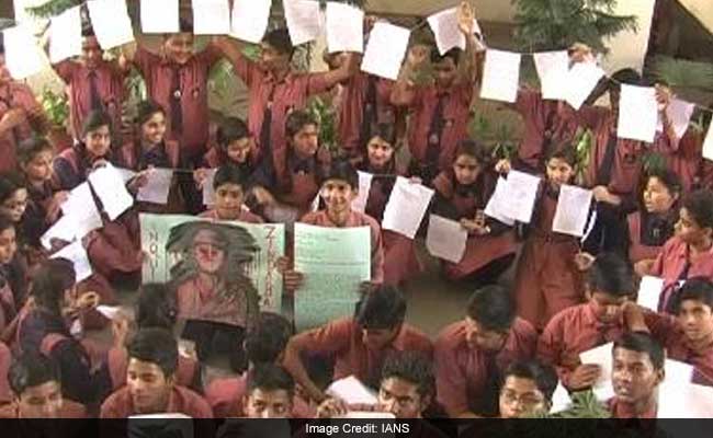 बच्चों ने पीएम नरेंद्र मोदी को भेजी एक किलोमीटर लंबी चिठ्ठी, लिखा-पाक को सबक सिखाइए