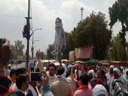 शिवसेना ने बीजेपी के विरोध के नाम पर पुतले पर किया पेशाब, फतवा भी जारी किया शिवसेना ने बीजेपी के विरोध के नाम पर पुतले पर किया पेशाब, फतवा भी जारी किया
