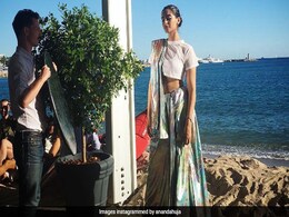 सोनम कपूर की इस अदा पर फिदा हुए उनके बॉयफ्रेंड, शेयर की कान लुक की फोटो सोनम कपूर की इस अदा पर फिदा हुए उनके बॉयफ्रेंड, शेयर की कान लुक की फोटो