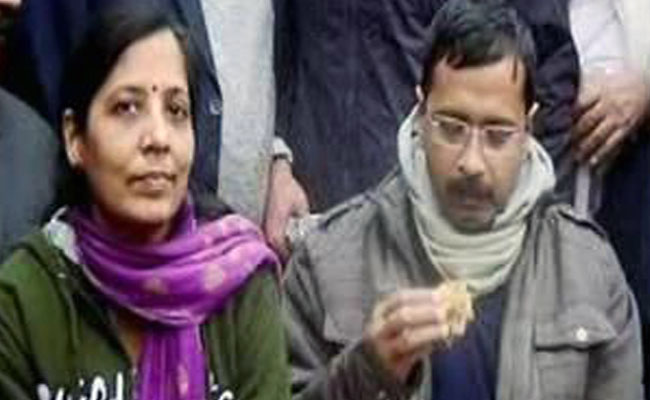 अरविंद केजरीवाल की पत्नी ने कपिल मिश्रा को सुनाई खरी-खोटी, कपिल बोले - वो अपने पति के पतन से परेशान हैं