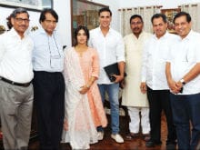 <i>Toilet: Ek Prem Katha</i> - Akshay Kumar And Bhumi Pednekar Meet Union Minister Suresh Prabhu