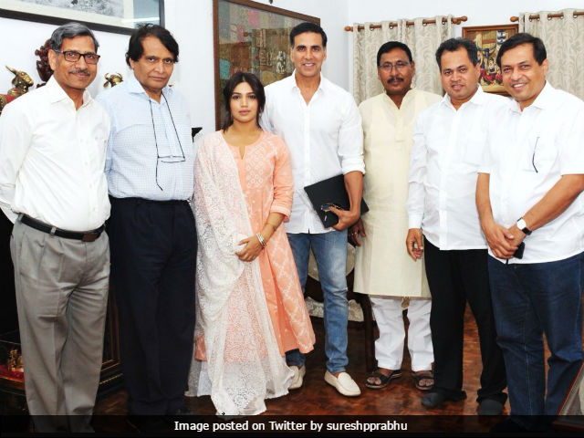 <i>Toilet: Ek Prem Katha</i> - Akshay Kumar And Bhumi Pednekar Meet Union Minister Suresh Prabhu