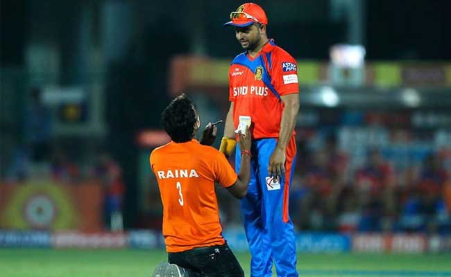 IPL 10 : सुरेश रैना के सामने मैच के दौरान घुटनों के बल बैठ गया उनका 'जबरा' फैन और फिर....