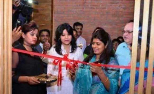 यूपी की मंत्री स्वाति सिंह ने किया बियर बार का उद्घाटन, सीएम योगी आदित्यनाथ ने किया जवाब तलब