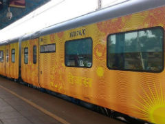 तेजस ट्रेन के लेट होने पर यात्रियों को IRCTC देगा मुआवजा, हर यात्री का होगा 25 लाख का बीमा