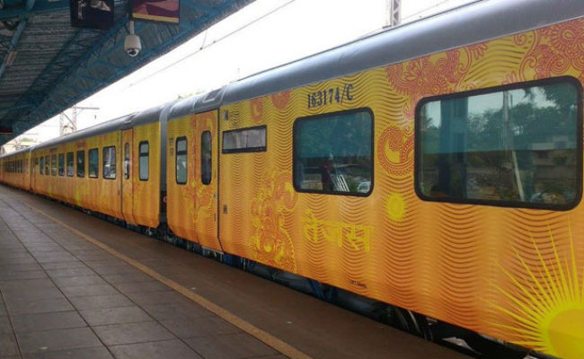 तेजस ट्रेन के लेट होने पर यात्रियों को IRCTC देगा मुआवजा, हर यात्री का होगा 25 लाख का बीमा