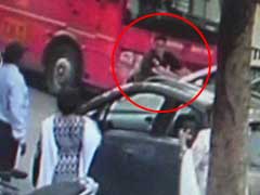कैमरे में कैद : ठाणे में पुलिसकर्मी ने भीड़ भरे बाजार में राहगीर पर जानबूझकर चढ़ा दी कार