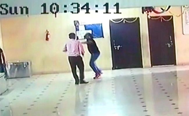 देवास-इंदौर टोल प्लाजा पर 25 बदमाशों ने किया हमला, लोहे की रॉड से कर्मचारियों को पीटा