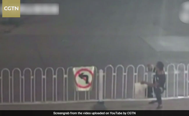 Video : सड़क पार करते समय न करें कभी ऐसी गलती, जा सकती है जान