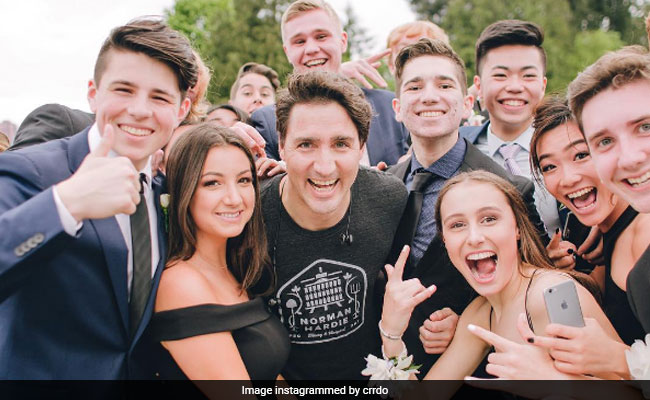 Canadian Prime Minister Justin Trudeau Photobombs High School Students