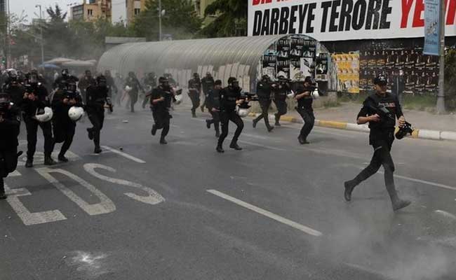 Turkish Police Fire Tear Gas At May Day Demonstrators In Istanbul