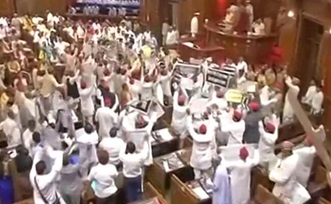 उत्तर प्रदेश : योगी आदित्यनाथ सरकार का पहला विधानसभा सत्र शुरू, राज्यपाल के अभिभाषण में विपक्ष का हंगामा