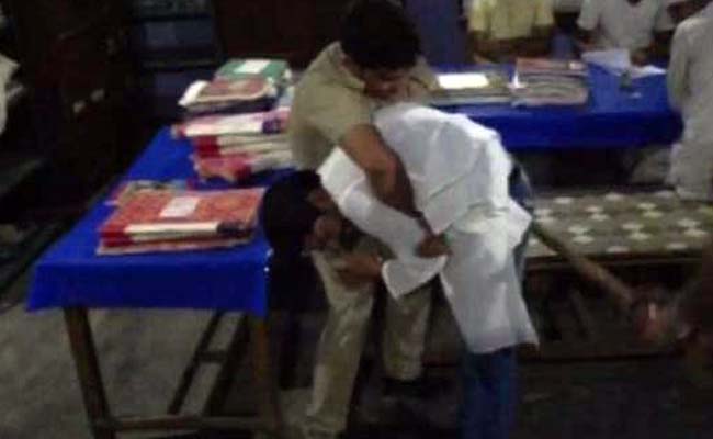 कैमरे में कैद : बदायूं के थाने में सपा नेता की डंडों से पिटाई, योगी आदित्यनाथ से लगाई इंसाफ की गुहार