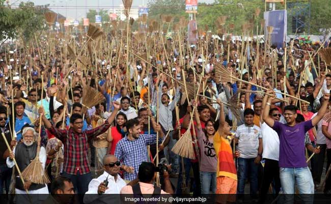 'स्वच्छ भारत मिशन' पर भारी ये रिपोर्ट, ज्यादातर भारतीय बिना साफ-सफाई के रहते हैं