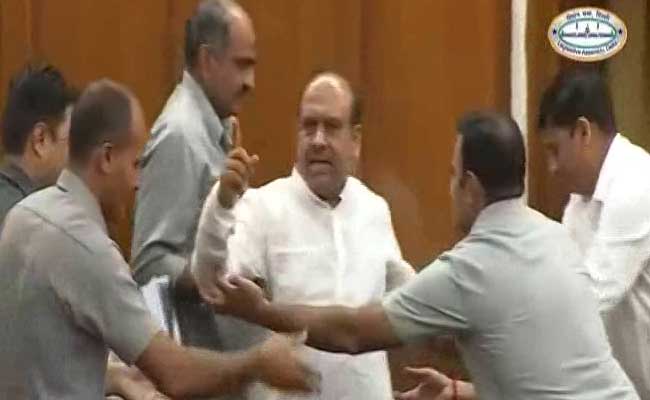 दिल्ली विधानसभा से नेता विपक्ष विजेंद्र गुप्ता को फिर मार्शल द्वारा बाहर निकाला गया