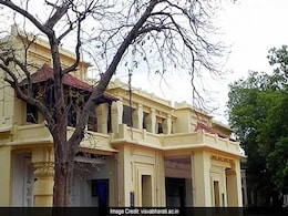 हॉस्टल को फिर से खोलने की मांग को लेकर विश्व भारती के छात्रों का विरोध प्रदर्शन हॉस्टल को फिर से खोलने की मांग को लेकर विश्व भारती के छात्रों का विरोध प्रदर्शन