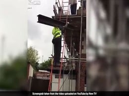 Video: No Harness, Worker Climbs Shaky Ladder With Metal Beam On Shoulder Video: No Harness, Worker Climbs Shaky Ladder With Metal Beam On Shoulder