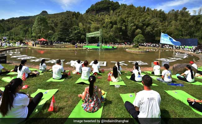 Over 1,000 People Take Part In Yoga Event In China