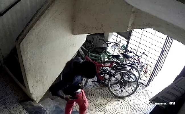 13 साल का शातिर चोर! पकड़े जाने पर गूंगा-बहरा होने का बहाना कर बच निकलता था 13 साल का शातिर चोर! पकड़े जाने पर गूंगा-बहरा होने का बहाना कर बच निकलता था