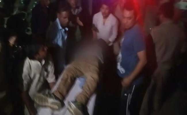 इलाहाबाद : रेस्तरां से खाना पैक करवाकर निकले ठेकेदार की गोली मारकर हत्या, जख्मी पत्नी अस्पताल में भर्ती