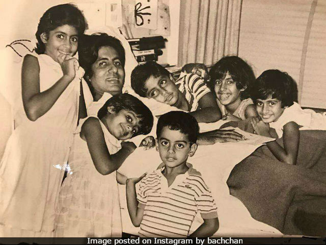 Amitabh Bachchan Plus The 'Bachchan Bunch.' Can You Spot Abhishek And Shweta In This Throwback Pic?