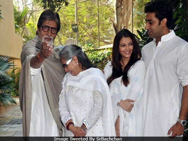 Seen This Pic Of Amitabh, Jaya, Aishwarya And Abhishek Bachchan?