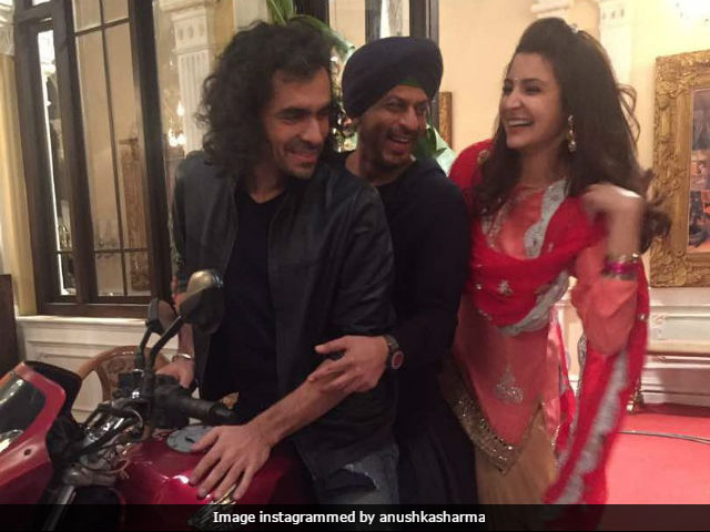 Anushka Sharma Shares Adorable Picture With Shah Rukh Khan And <i>Jab Harry Met Sejal</i> Director