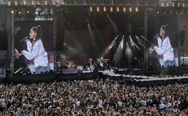 अपने कंसर्ट में आतंकवादी हमले के दो हफ्ते बाद मंच पर एरियाना की वापसी अपने कंसर्ट में आतंकवादी हमले के दो हफ्ते बाद मंच पर एरियाना की वापसी