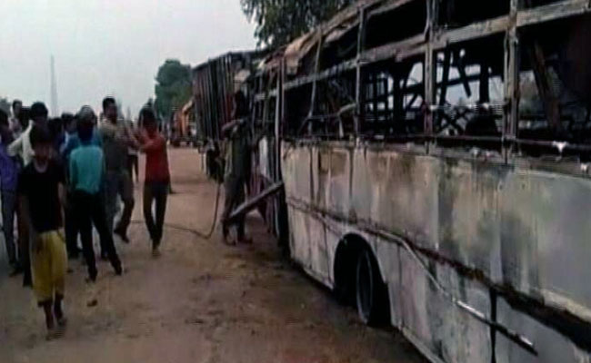 यूपी के बरेली में बस और ट्रक में भिड़ंत, बस में लगी आग, 22 की मौत