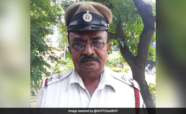 राष्ट्रपति के काफिले से पहले मरीज़ को ले जा रही एम्बुलेंस को गुज़ारा इस पुलिस वाले ने...