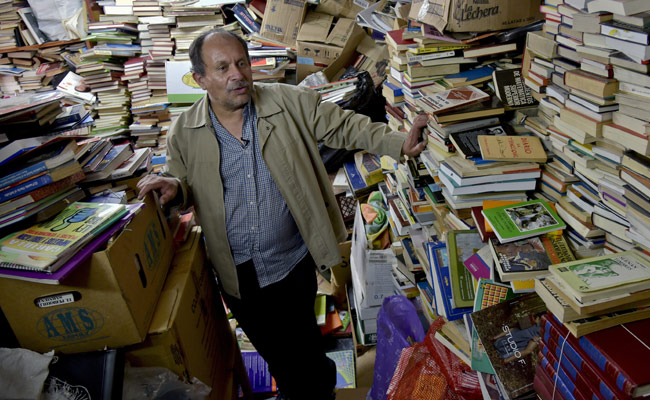 Colombian Garbage Man Builds Library From Discarded Books