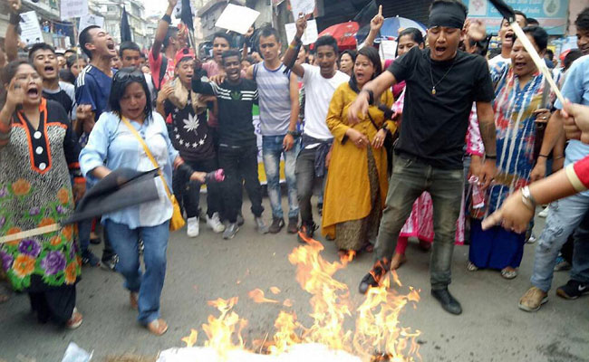 दार्जिलिंग में पटरी पर लौटी जिंदगी, पर्यटकों के चेहरे पर लौटी खुशी