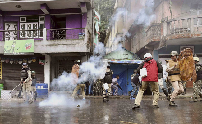 राजनाथ सिंह की गोरखा जनमुक्ति मोर्चा के प्रदर्शनकारियों से अपील - 'हिंसा नहीं, बातचीत करें'