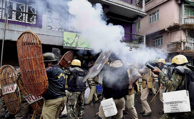 दार्जीलिंग में हिंसक हुआ प्रदर्शन, सहायक कमांडेंट पर खुकरी से वार, ममता बनर्जी ने कहा- यह गहरी साजिश