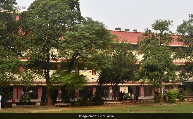 Law Aspirants Protest Delhi University's LLB Seat Cuts