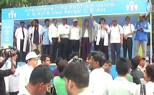 अपने साथियों के प्रति हिंसा के विरोध में सैकड़ों डॉक्टरों का राजघाट के पास प्रदर्शन