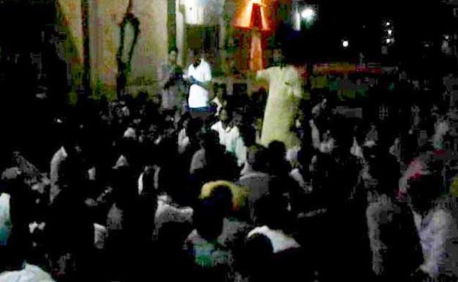 VIDEO: मध्य प्रदेश में भीड़ को उकसाते दिखे कांग्रेसी नेता, बोले- गाड़ियां जला दो, डरने की जरूरत नहीं