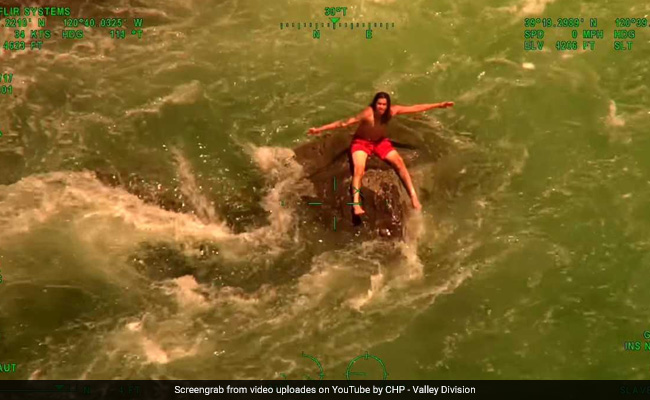 Video : तेज बहाव में फंसे इस शख्स ने छोड़ दी थी उम्मीद, तभी...